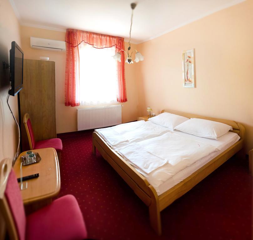 Hotel Euro Panzio à Debrecen Extérieur photo