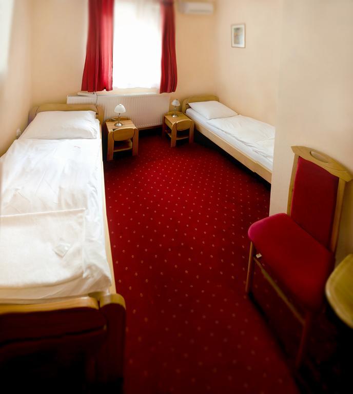 Hotel Euro Panzio à Debrecen Extérieur photo